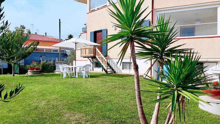 Holiday apartment with private pool & yard — photo 3