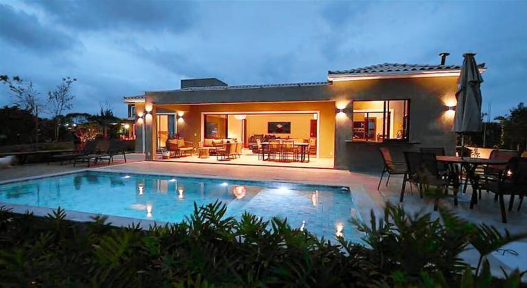 House with pool — photo 4