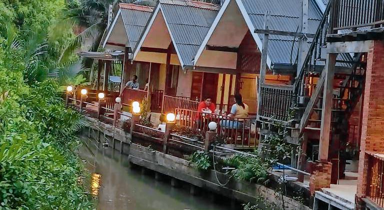 บ้านสุขใจ อัมพวา in Ban Chang