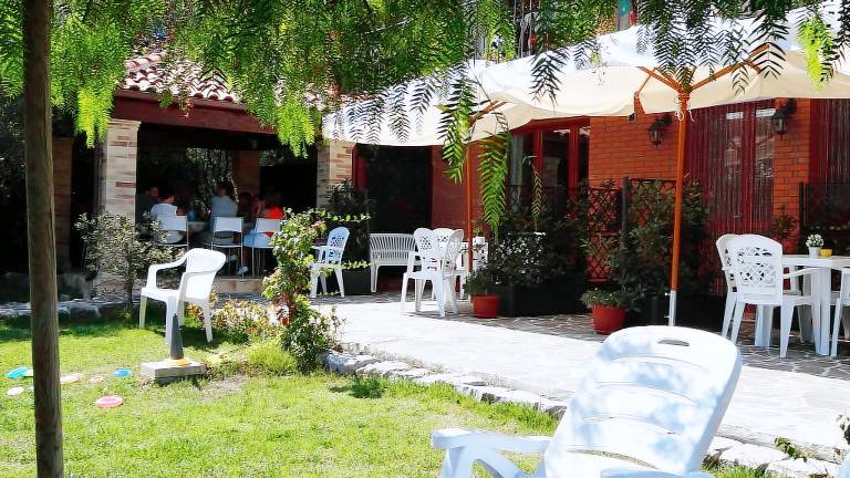 Villa with yard & barbeque | Garden view — photo 3