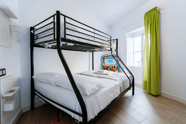 Big rental apartment | Next to Cádiz Cathedral | Perfect for remote work | Pets allowed — photo 3