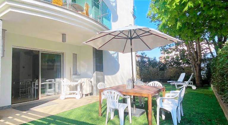 Rental apartment with patio, yard & grill — photo 3
