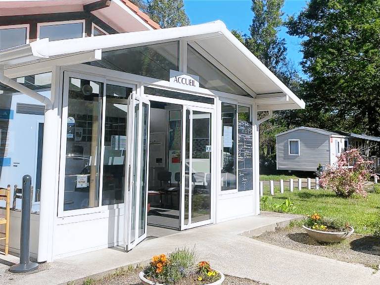 Mobile home with patio — photo 3