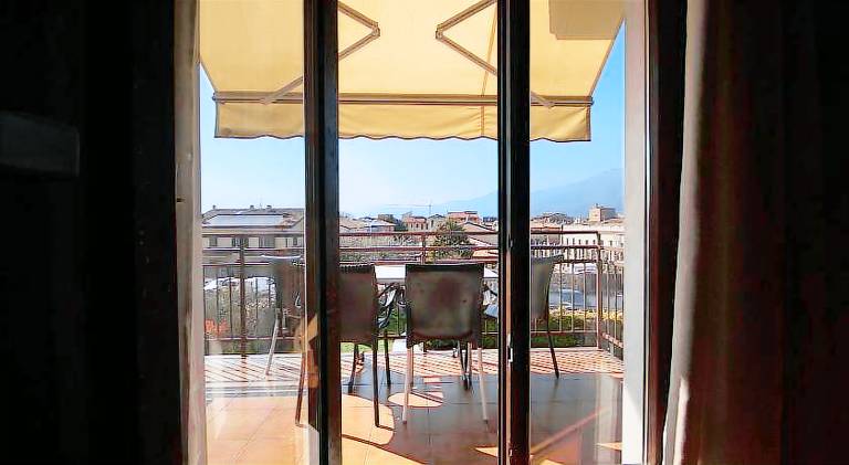 Serviced apartment with hot tub, patio & pool — photo 3