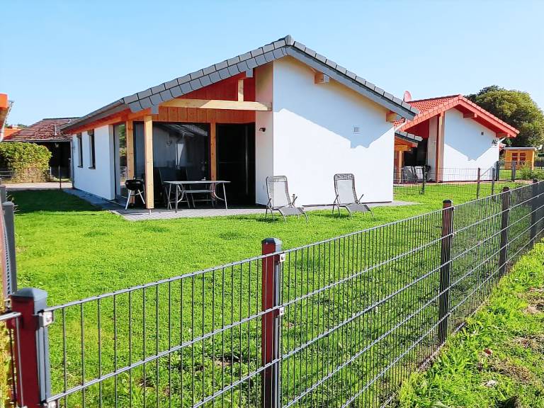 Vacation home with yard, terrace & barbeque in Butjadingen