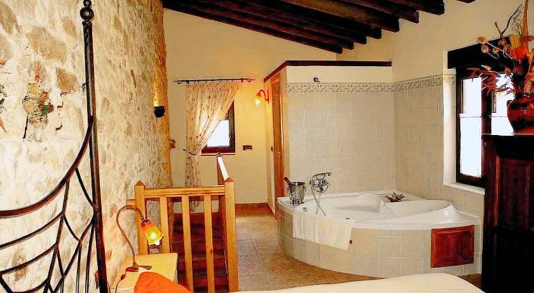 Rental apartment with hot tub, garden & grill in Ávila