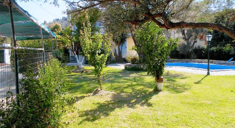 Villa with garden, BBQ & patio — photo 3