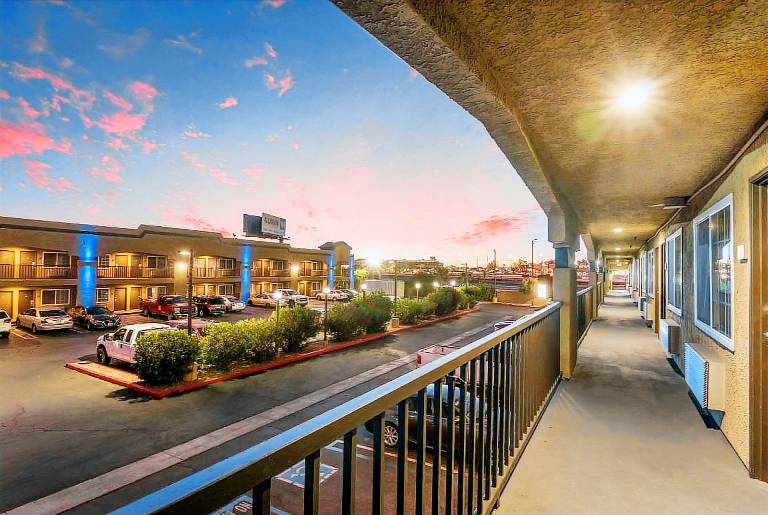 Econo Lodge Hesperia - Victorville I-15 — photo 2