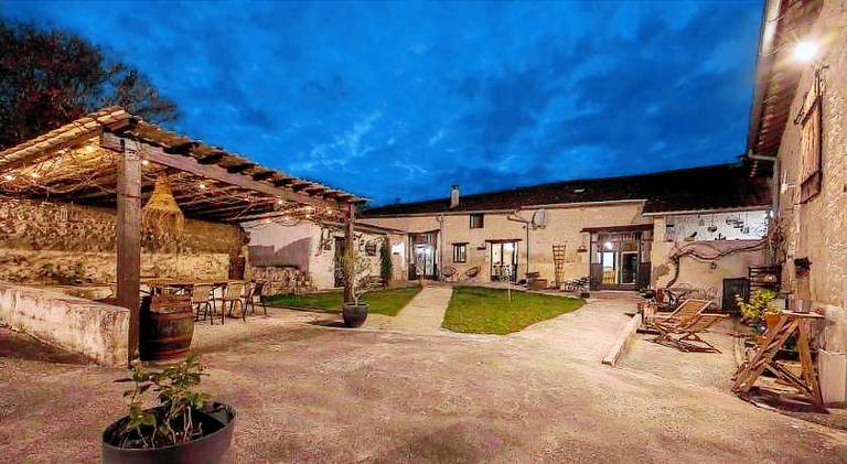 Vacation home with yard, pool & barbecue — photo 5