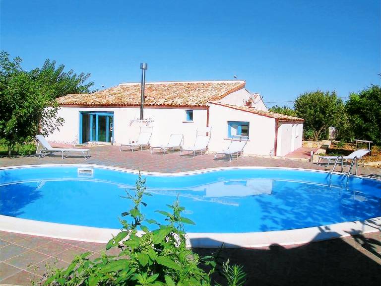 Family-friendly beautiful villa with barbecue & private pool | Pet-friendly — photo 4