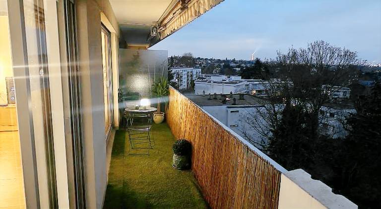 Holiday apartment with hot tub & terrace in Versailles
