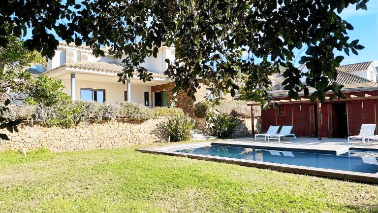 Villa with private pool, BBQ & patio — photo 4