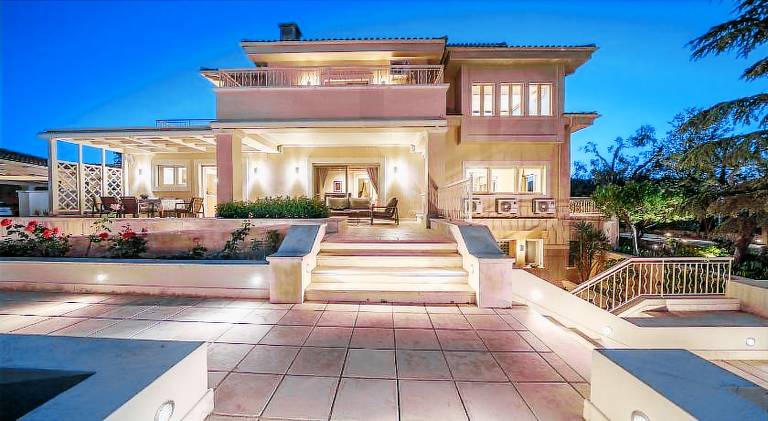 Fully equipped charming villa with garden, hot tub & private pool | Perfect for remote work | Pet-friendly — photo 4