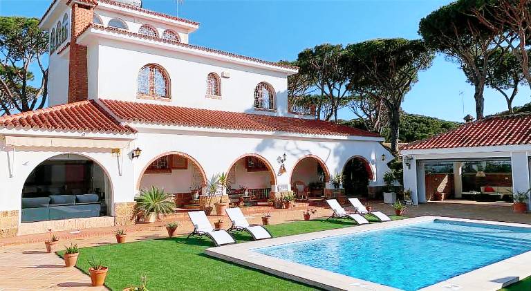 Villa with barbecue, patio & private pool in Chiclana de la Frontera