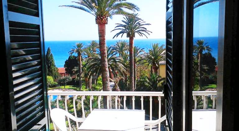Serviced apartment with patio, private pool & yard | Perfect for remote work | Dogs allowed in Genoa