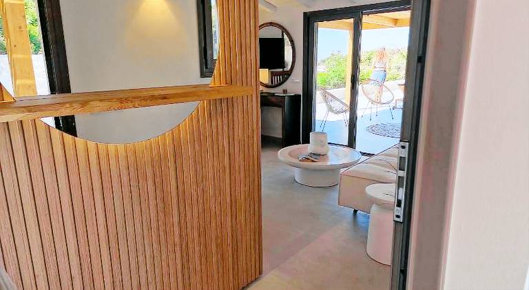Child-friendly villa with yard, private pool & barbeque | Perfect for remote work | Pets allowed — photo 4