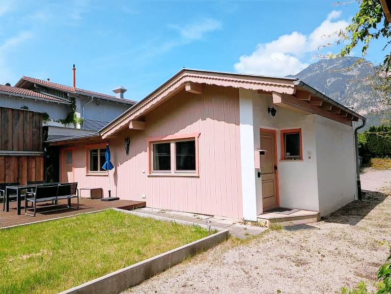 Child-friendly holiday apartment with yard & terrace | Garden view | Pets are welcome — photo 2