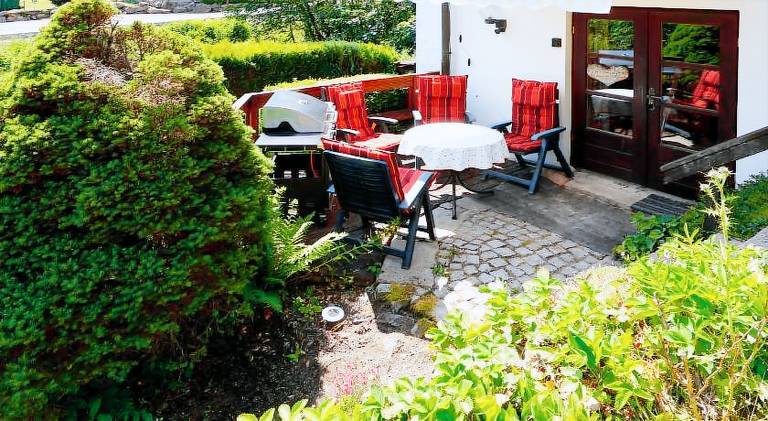 Holiday apartment with garden, barbeque & patio — photo 4