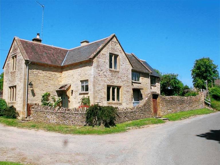 Cottage with garden — photo 2
