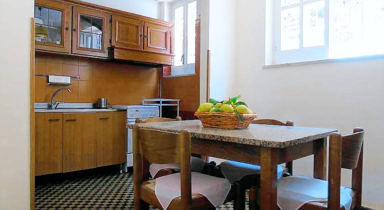 Rental apartment with BBQ & patio — photo 5