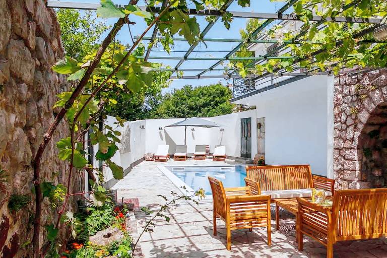 Holiday home with pool and barbecue — photo 2
