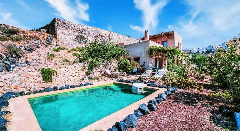 Villa with hot tub, terrace & yard in Santorini