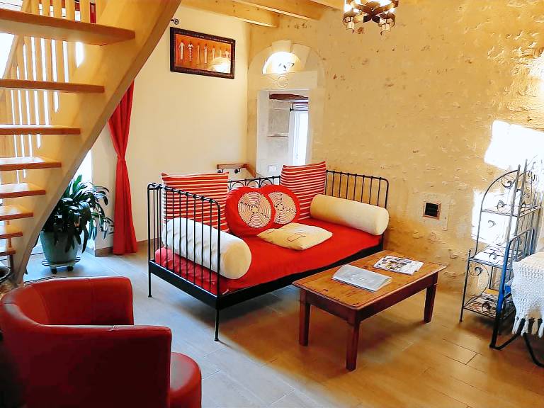 Charming Stone Cottage with Private Yard, Fireplace, and Family Amenities in Tranquil Setting — photo 4