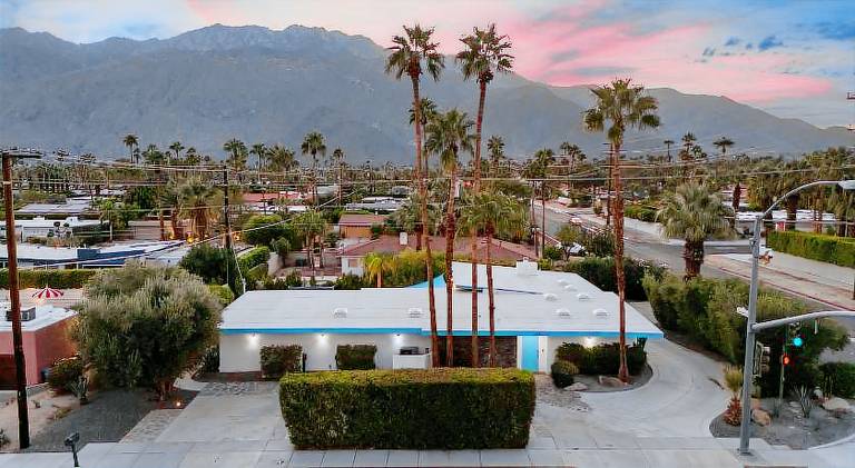 Vacation home with pool & barbeque in Palm Springs, CA