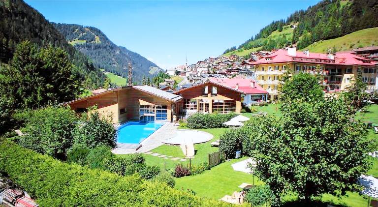 Serviced apartment with sauna, jacuzzi & pool | Close to the ski | Good for workation | Dogs allowed in Santa Cristina Val Gardena