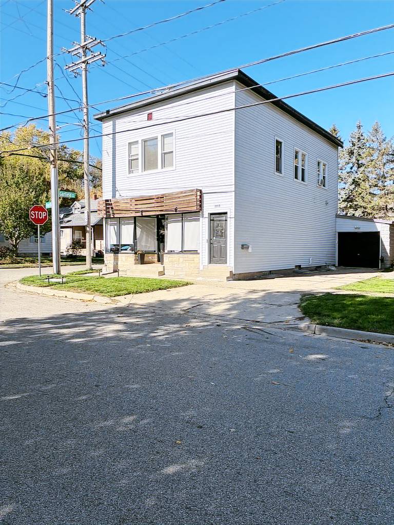 House with yard — photo 2