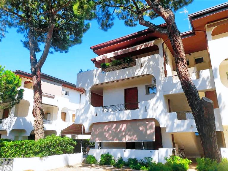 Apartment with pool, yard & terrace — photo 3