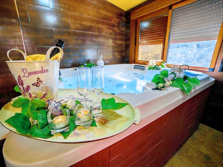 Vacation home with pool, barbecue & jacuzzi — photo 5