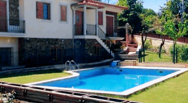 Fully equipped pleasant house with private pool, terrace & garden | Perfect for remote work | Dogs allowed in Braga
