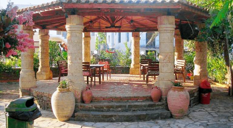 Holiday apartment with terrace, yard & barbeque — photo 2