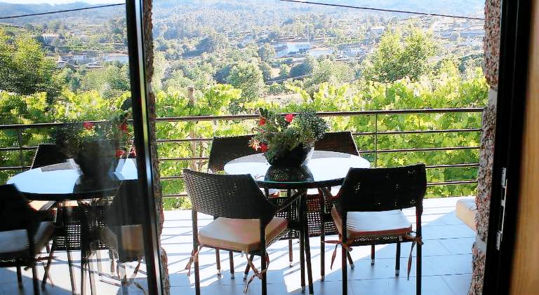 Vacation home with yard, barbeque & private pool | Pet-friendly — photo 3