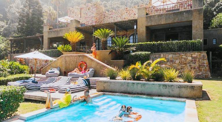 Villa with pool, patio & barbecue in Knysna