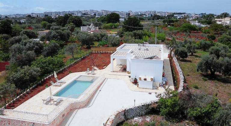 Villa with pool, terrace & garden — photo 3