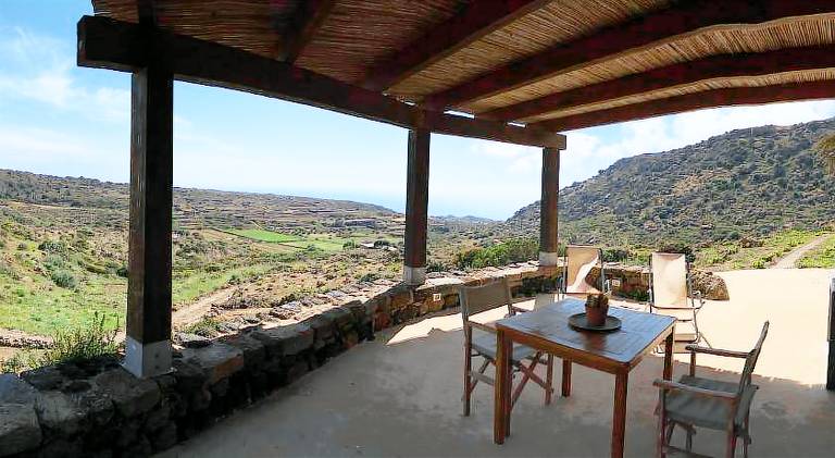 Vacation home with terrace & yard — photo 4