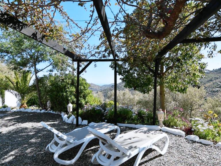 Fully equipped charming vacation home with terrace, garden & barbeque | Mountain view | Pets allowed — photo 4