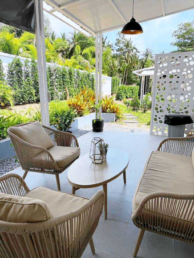Bungalow with patio & yard — photo 4