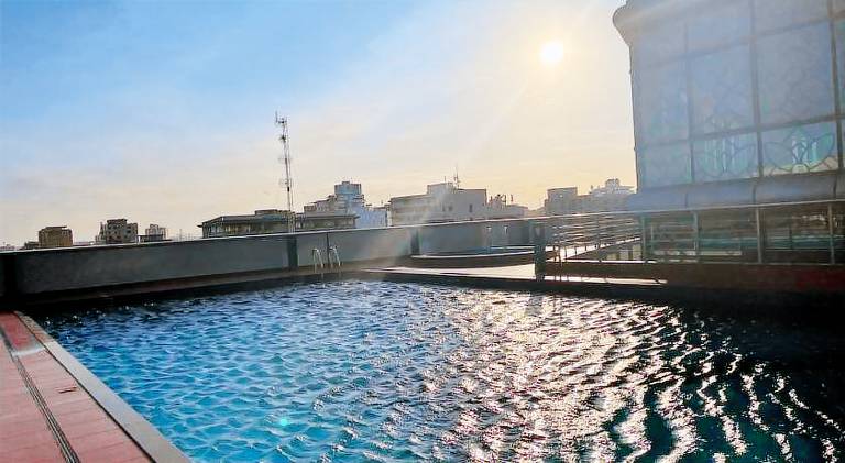 Serviced apartment with patio & pool — photo 4