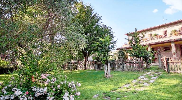 Farm with garden, pool & patio — photo 3