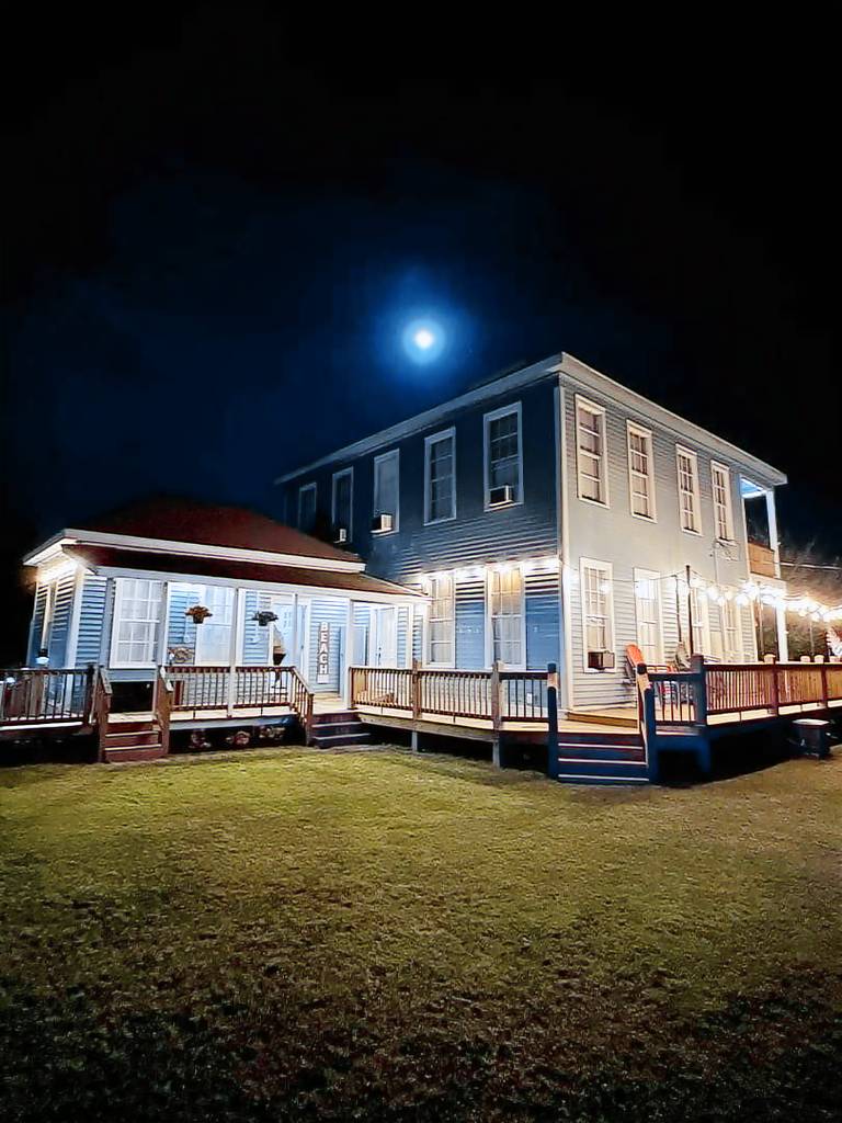 Vacation home with BBQ & yard — photo 4