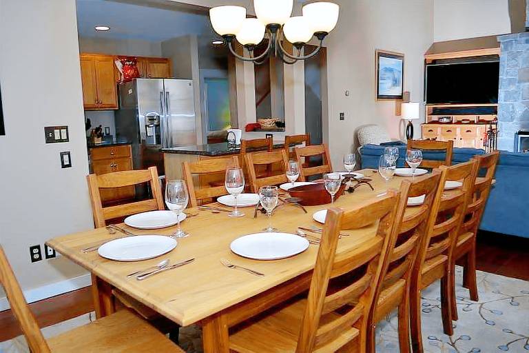 Family-friendly condo with heated pool, hot tub & sauna | Mountain view | Pets allowed — photo 3