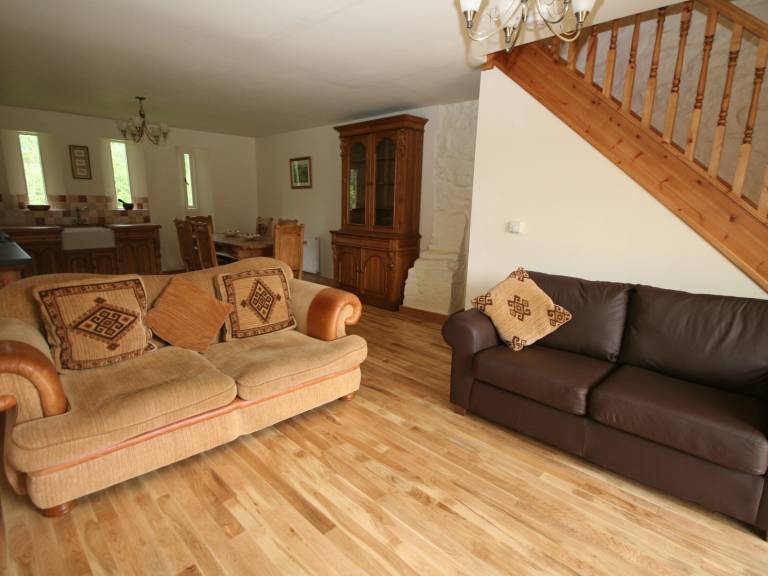Family-oriented cottage with yard, BBQ & hot tub | River view | Pets allowed — photo 3