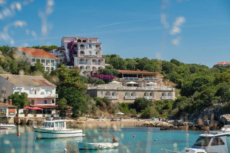 Apartment with pool, yard & terrace in Senj