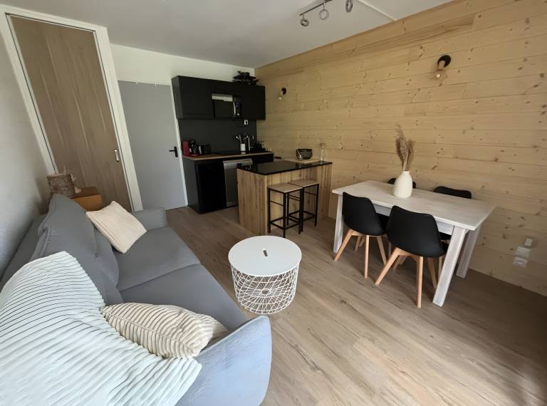 Renovated Studio Cabin: Mountain View, Private Terrace & Wi-Fi — photo 3