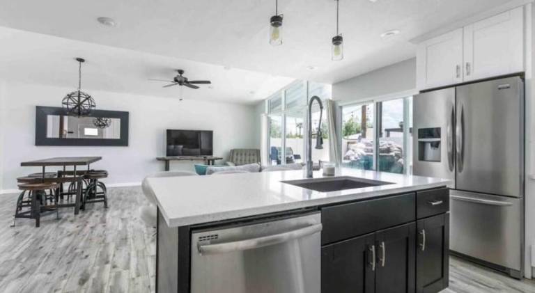 Vacation home with pool — photo 5