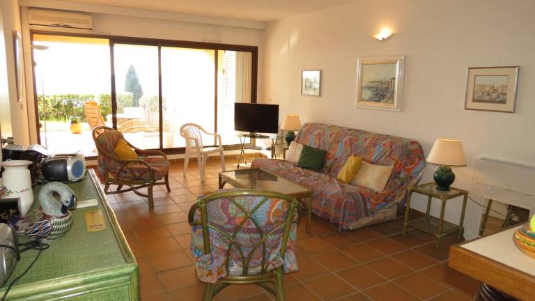 Family-friendly rental apartment with patio, garden & pool | Garden view | Dogs allowed — photo 2