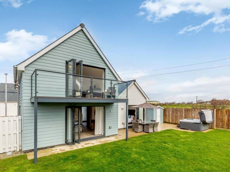 Cottage with jacuzzi & yard in Bideford